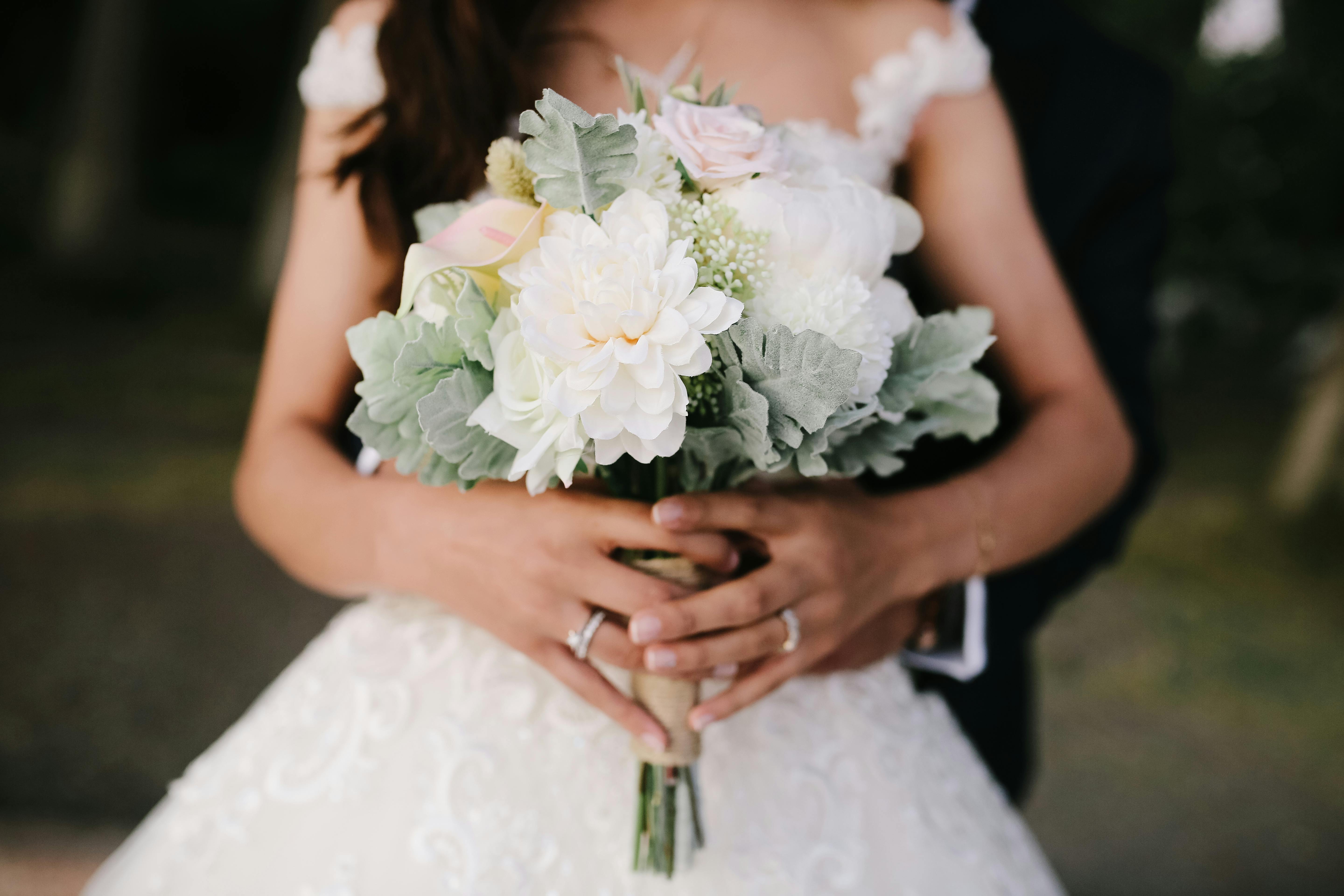 How Much Do Wedding Flowers Cost? Trends & Tips