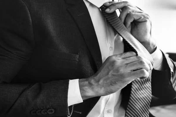 How to Tie a Tie: Ultimate Guide to Trendy & Classic Tie Knots (Windsor, Bow Tie & More)