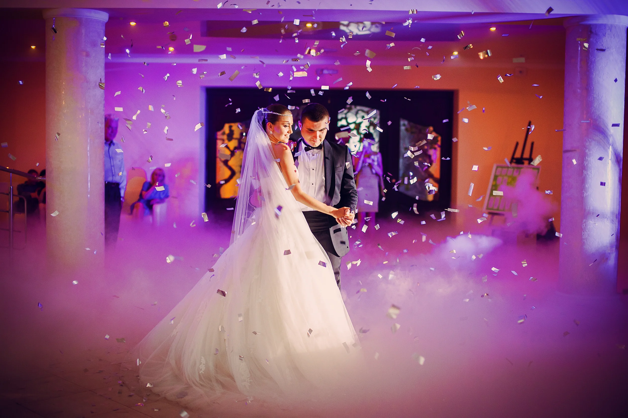how much do dj's cost for weddings
