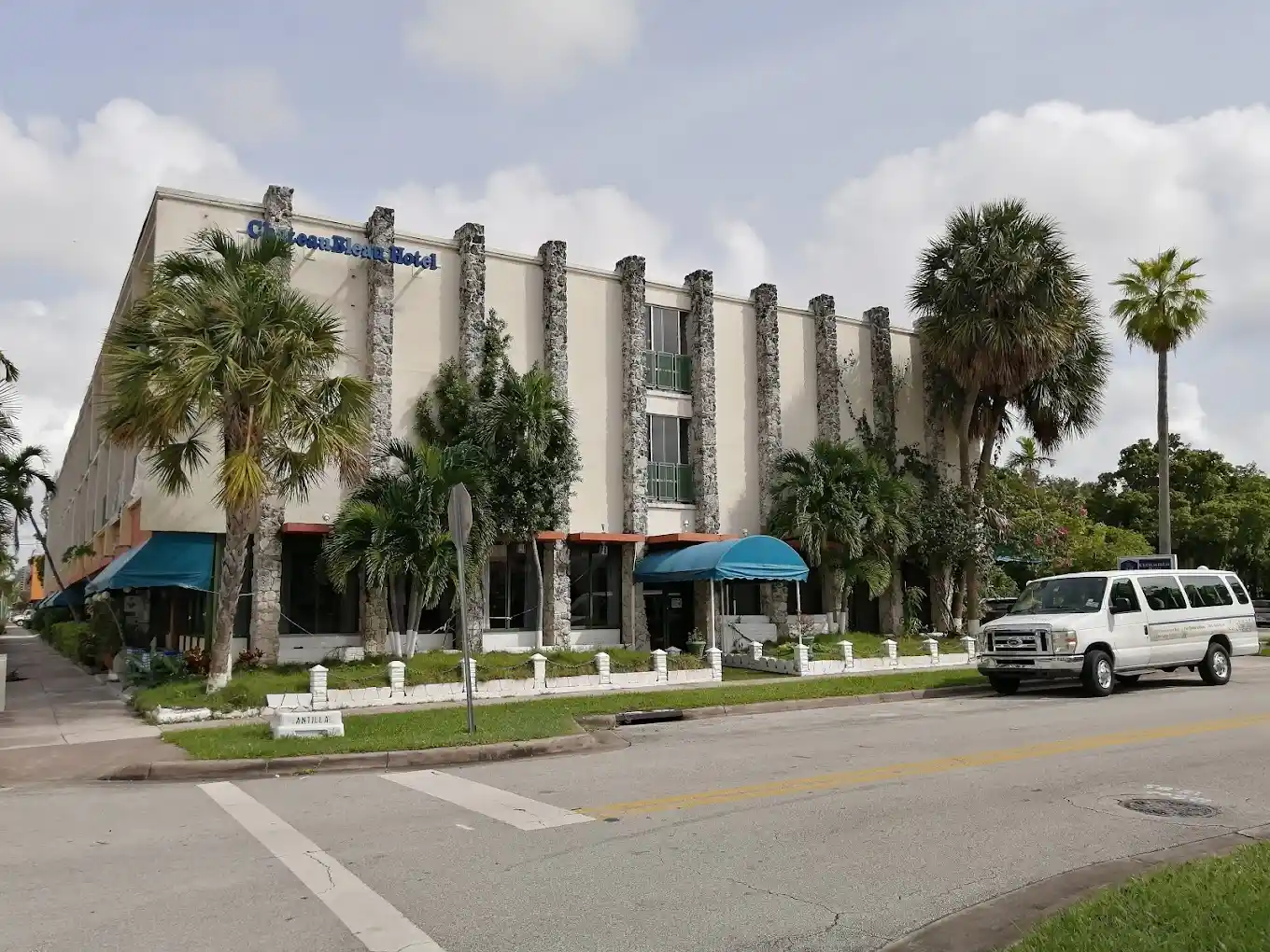 Chateaubleau Hotel