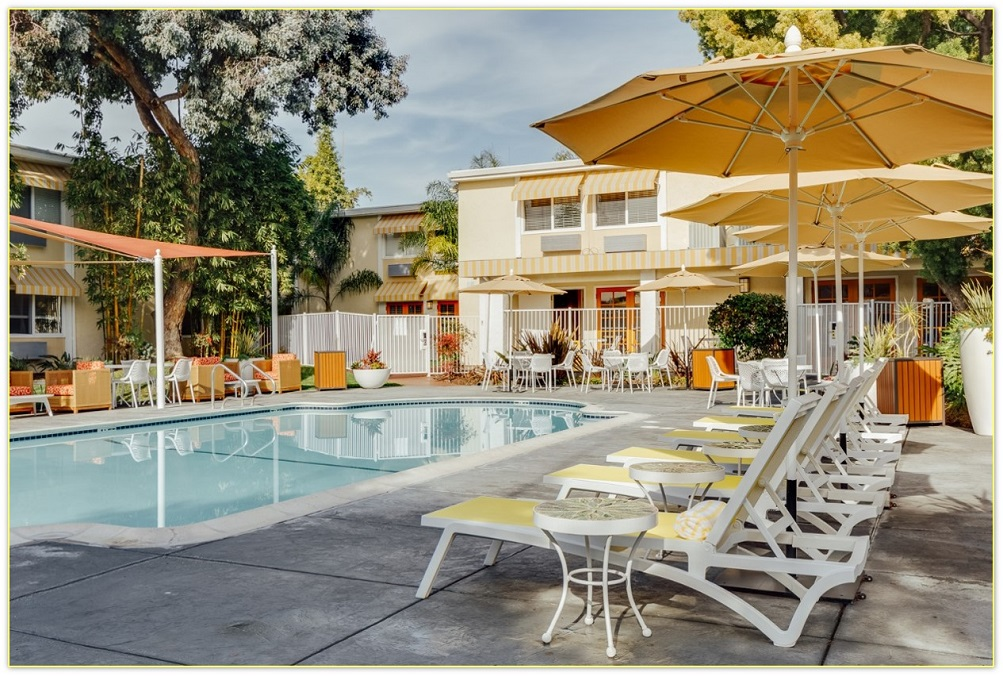Wild Palms Hotel & Bar