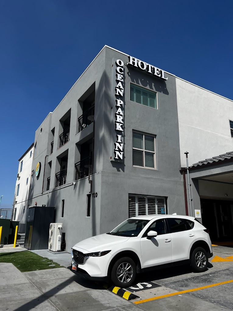 Camelot Inn & Suites