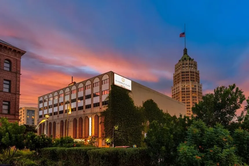 Riverwalk Plaza Hotel & Suites
