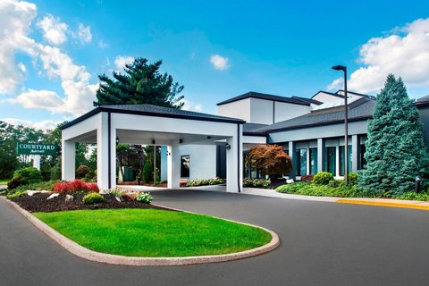 Courtyard by Marriott Newark Liberty International Airport