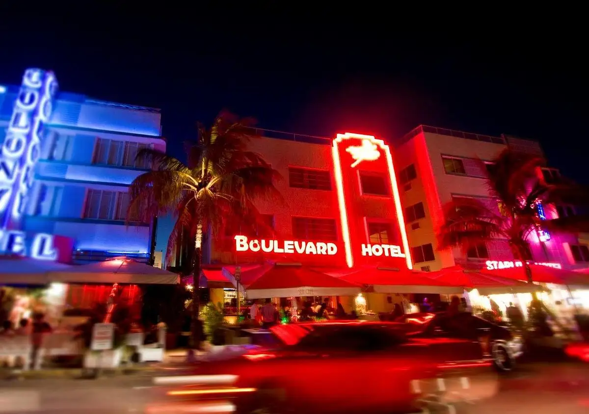Boulevard Hotel & Cafe