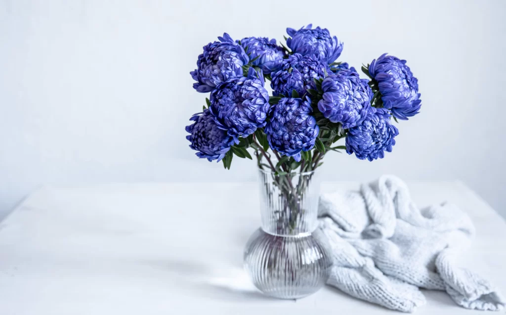Snow-themed winter wedding table centerpiece.