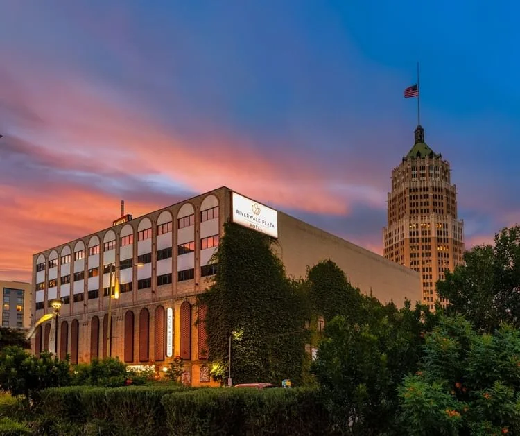 Riverwalk Plaza Hotel & Suites