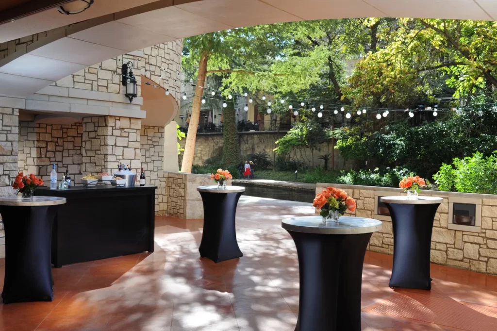 Courtyard San Antonio Riverwalk: Contemporary Waterside Romance